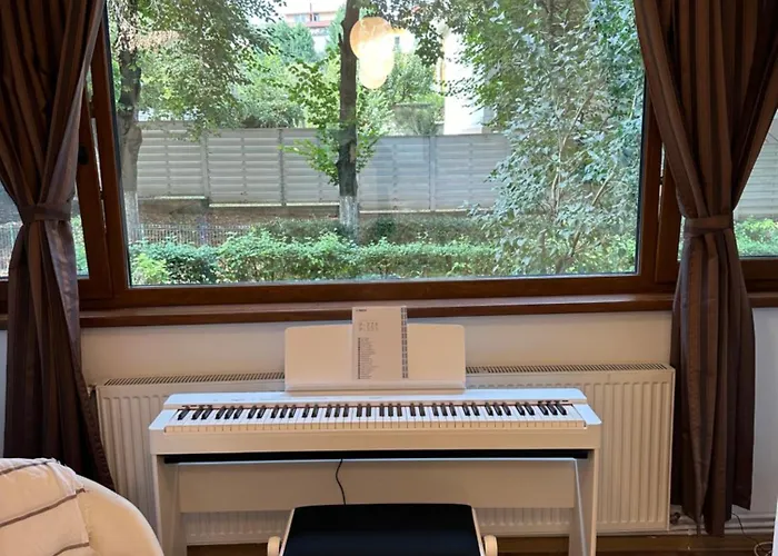 Peles Green Apartment & Piano